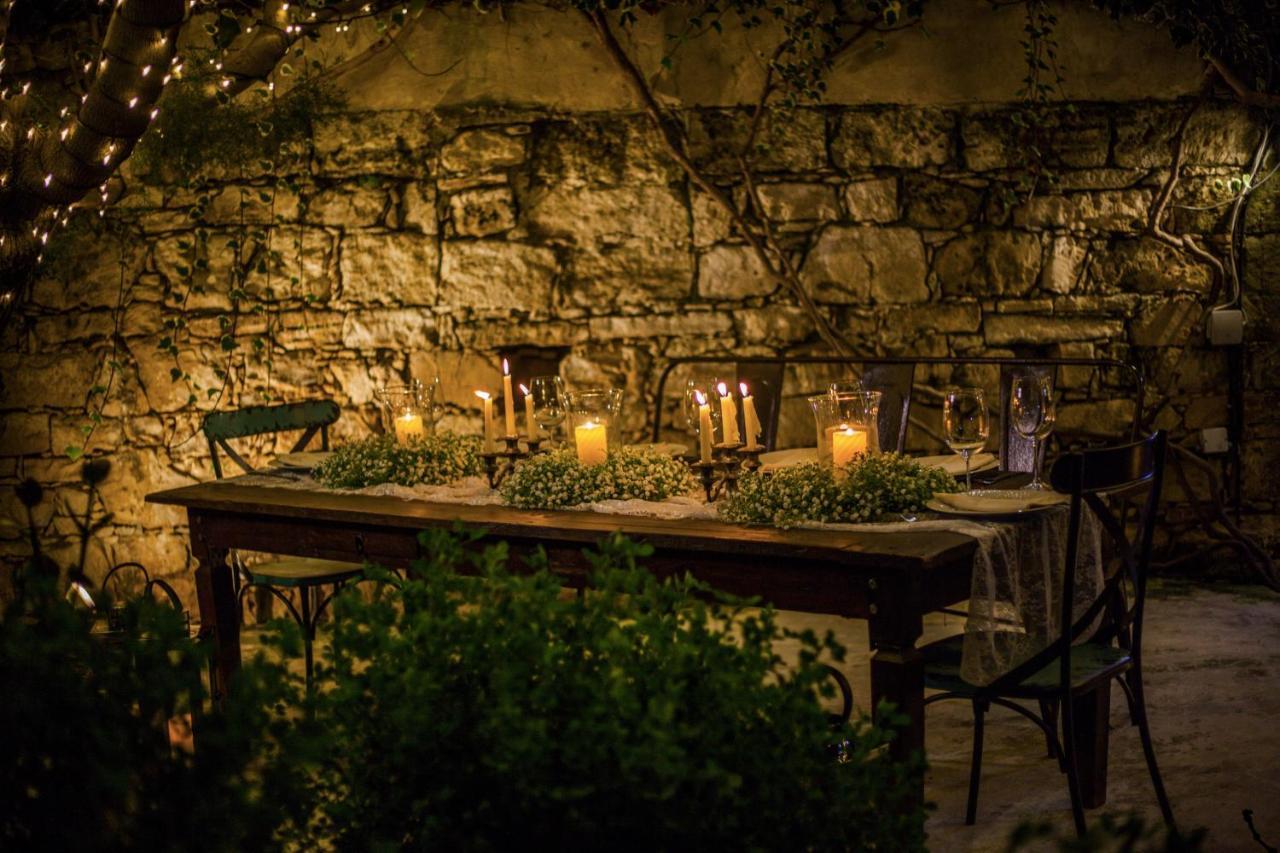 Penzion Cecilias Courtyard Malya Exteriér fotografie