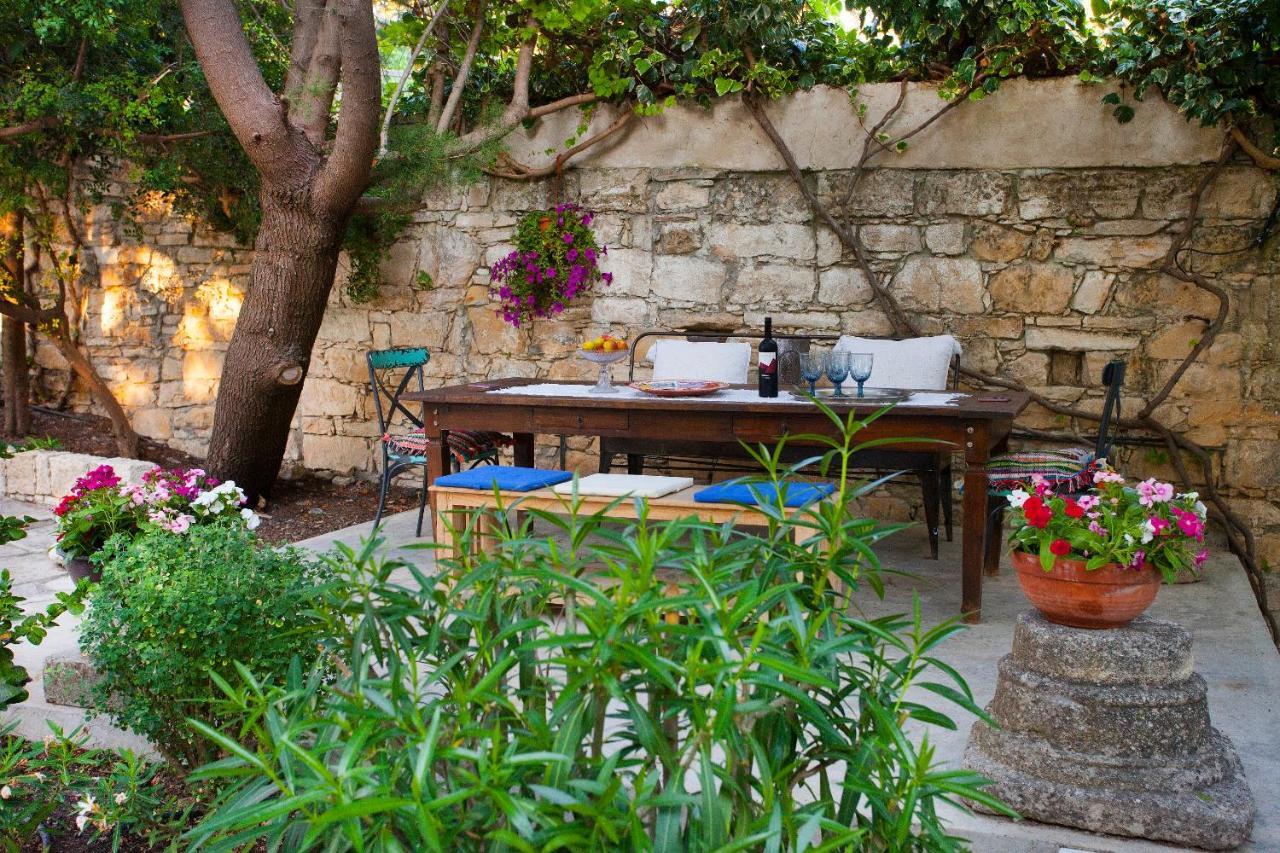 Penzion Cecilias Courtyard Malya Exteriér fotografie